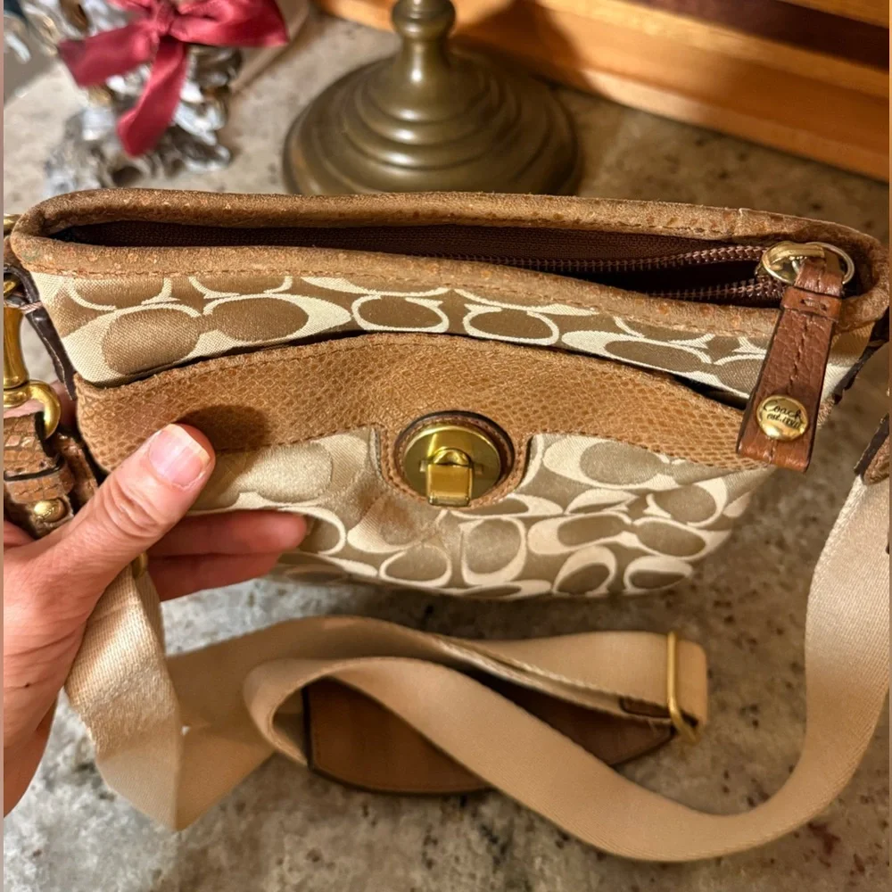 Coach Signature Canvas Crossbody Bag l|Tan Brown Turnlock Swingpack - Picture 2 of 4